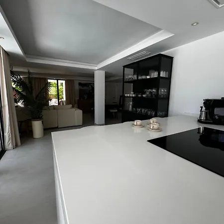 Bliss - Luxury 4-bedroom With Garden, Private Pool & Jacuzzi, Marbesa Near- 5 Min To The Cabopino