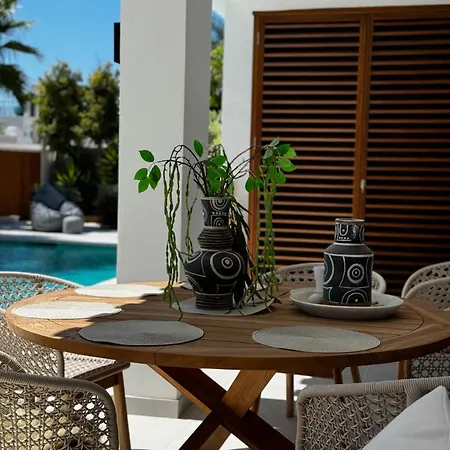 Villa Bliss - Luxury 4-bedroom With Garden, Private Pool & Jacuzzi, Marbesa Near- 5 Min To The Cabopino *