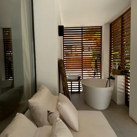 Villa Bliss - Luxury 4-bedroom With Garden, Private Pool & Jacuzzi, Marbesa Near- 5 Min To The Cabopino Marbella