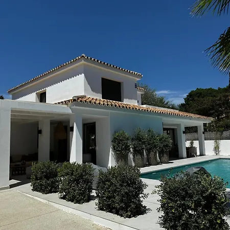 Villa Bliss - Luxury 4-bedroom With Garden, Private Pool & Jacuzzi, Marbesa Near- 5 Min To The Cabopino