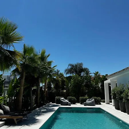 Villa Bliss - Luxury 4-bedroom With Garden, Private Pool & Jacuzzi, Marbesa Near- 5 Min To The Cabopino *