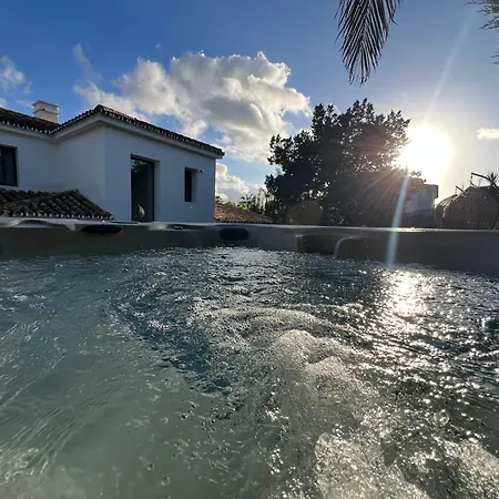Bliss - Luxury 4-bedroom With Garden, Private Pool & Jacuzzi, Marbesa Near- 5 Min To The Cabopino Villa *